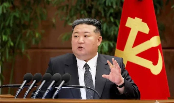 კიმ ჩენ ინი უკრაინის წინააღმდეგ ომში რუსეთის მხარეს მებრძოლი ჩრდილოეთ კორეელი ჯარისკაცების სამშობლოში დაბრუნების ცერემონიას დაესწრო, - ინფორმაციას გამოცემა Reuters-ი ჩრდილოეთ კორეის საინფორმაციო სააგენტო KCNA-ზე დაყრდნობით ავრცელებს.