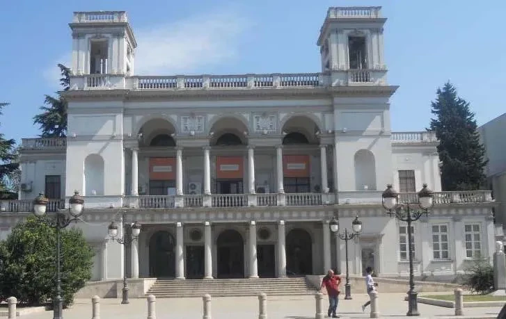 ვასო აბაშიძის სახელობის მუსიკალური კომედიისა და დრამის თეატრი მსახიობებმა კახა კინწურაშვილმა, ეკა დემეტრაძემ, გივიკო ბარათაშვილმა და ნანკა კალატოზიშვილმა დატოვეს. „დღეიდან აღარ ვარ ვასო აბაშიძის სახელობის მუსიკალური კომედიისა და დრამის პროფესიული სახელმწიფო თეატრის მსახიობი.  დიდი მადლობა ყველას ვისთან ერთადაც სცენაზე ვმდგარვარ",- წერენ მსახიობები.