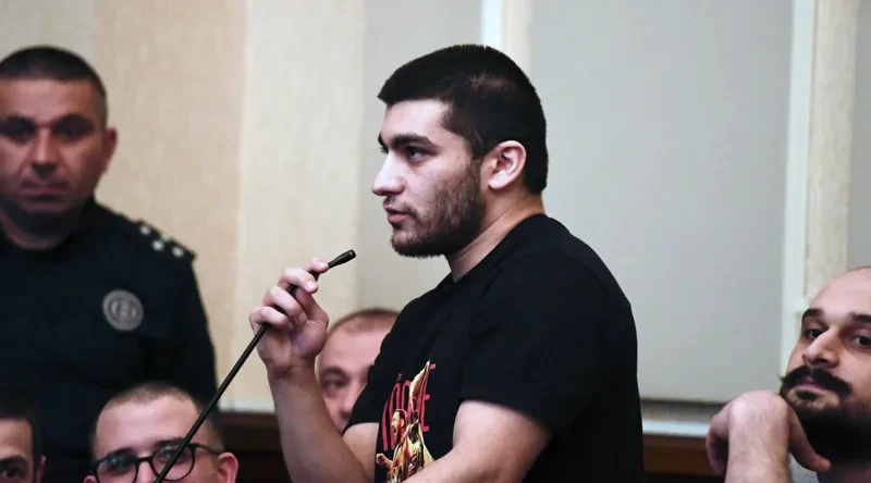 რეზო კიკნაძე - დიქტატორი და მკვლელი მთავრობა რომ არ მიყვარს, ამიტომ ვარ დამნაშავე? მონად არსებობას ციხეში ყოფნა მირჩევნია - ცრუ მოწმეების მოსამზადებელი რაიმე კურსი არსებობს? თუ არა, მაშინ ყველა მოწმე ერთი ტექსტით რატომ გამოდიოდა? მისი თქმით, დღეს პოლიცია ხალხს კრიმინალისგან კი არ იცავს, არამედ თავად არის კრიმინალი.