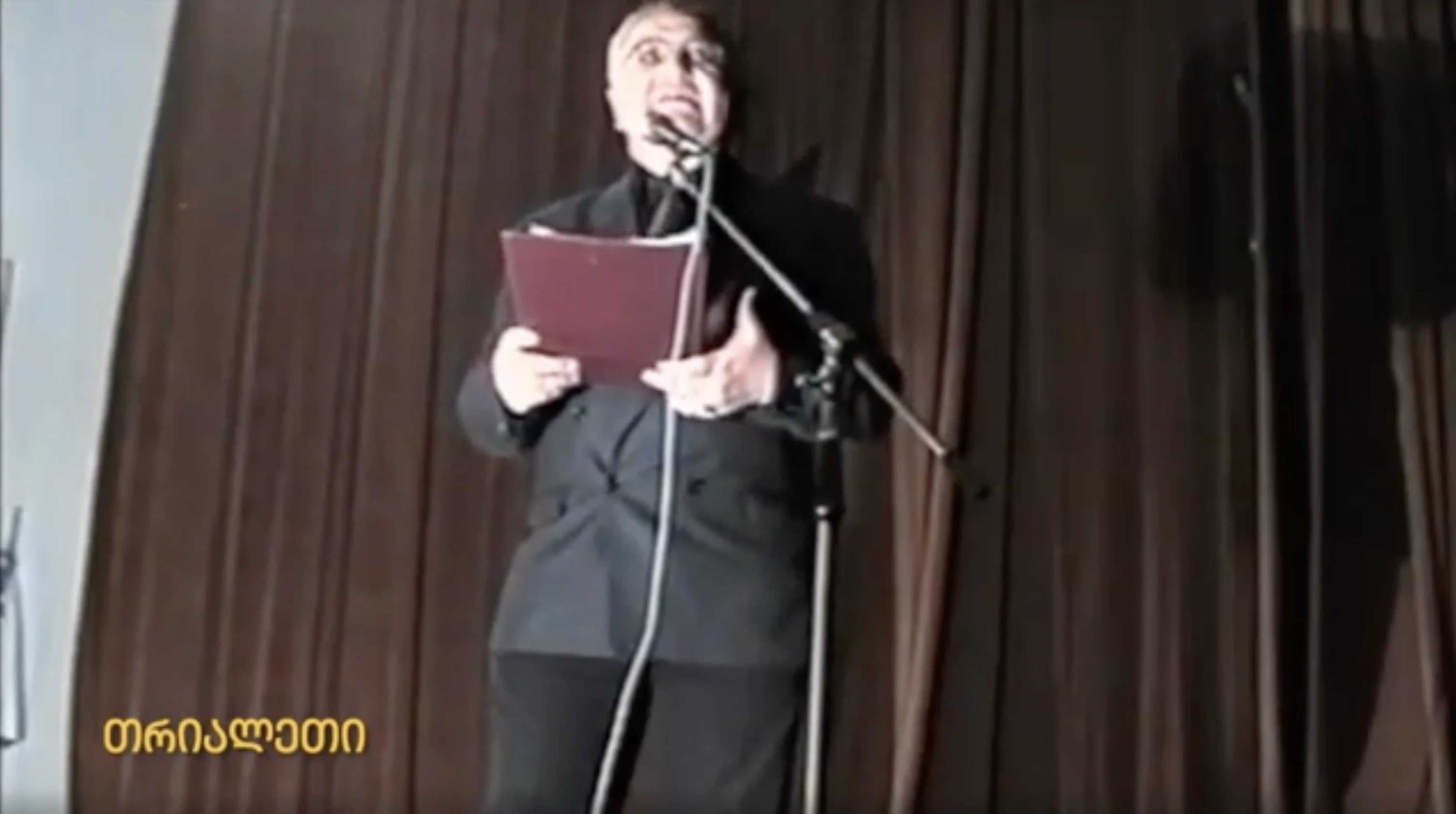 რობერტი მაღლაკელიძე, წინასაარჩევნო ღონისძიებაზე.  2003 წ.  თრიალეთის არქივიდან.