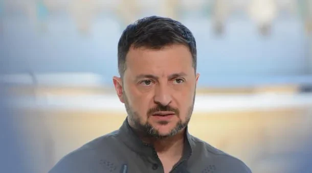 სრული ცინიზმია, პროპაგანდისტული ზეიმების ჩასატარებლად ცეცხლის შეწყვეტის მოთხოვნა, მაშინ როცა ასეთი სარაკეტო და დრონებით თავდასხმები ყოველდღიურად ხორციელდება, - ასე ეხმაურება უკრაინის პრეზიდენტი ვოლოდიმირ ზელენსკი რუსეთის მიერ უკრაინის წინააღმდეგ განხორციელებულ მორიგ თავდასხმას.