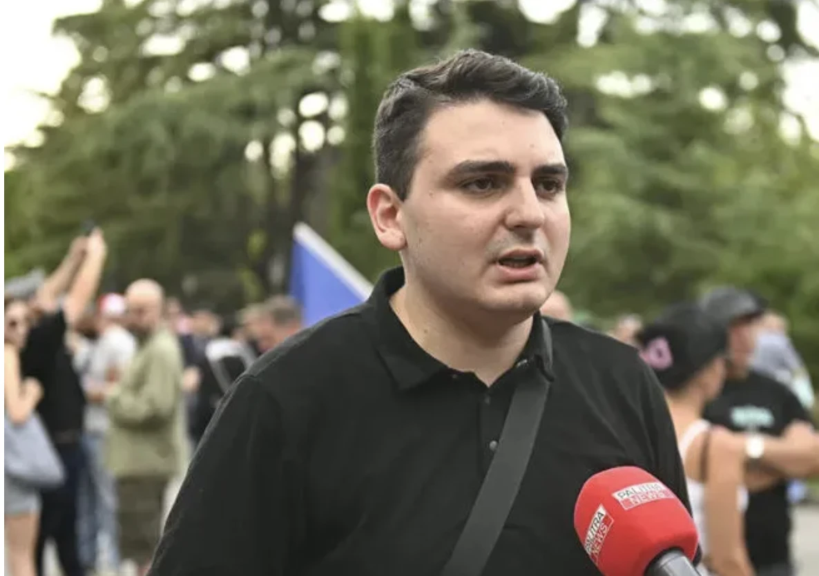ლევან სანიკიძე გახარიას პარტიაზე - გადამწყვეტ მომენტში ადგნენ და ბიძინას ბოსელში შეგოგმანდნენ, რითაც ოპოზიციური ველიდან სამუდამოდ ჩამოიწერა - ამ „ევროქოცების“ ოპოზიციისთვის შემოწებება იყო ერთ-ერთი ყველაზე დიდი შეცდომა, რაც კი დაგვიშვია