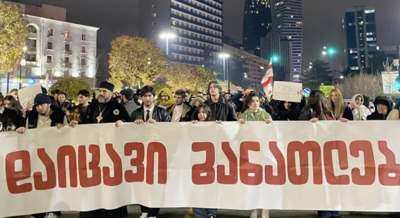 ილიას სახელმწიფო უნივერსიტეტის ეზოში შეკრებილმა სტუდენტებმა მანიფესტი წაიკითხეს.  სტუდენტები მოითხოვენ, გაუქმდეს განათლების სამინისტროს გადაწყვეტილება.  მანიფესტს ხელი მოაწერეს სტუდენტებმა და პროფესორ-მასწავლებლებმა.    ჩვენ დავიცავთ ილიას უნივერსიტეტს!  ჩვენ დავიცავთ განათლებას!",- აღნიშნულია სტუდენტების მანიფესტში.  გარდა ამისა, აქციის მონაწილეებმა 9 მარტს აქცია-მსვლელობა დაანონსეს,