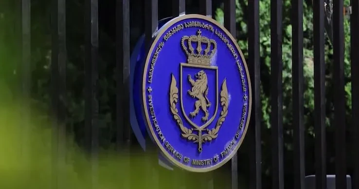 საქართველოს ფინანსთა სამინისტროს საგამოძიებო სამსახურის თანამშრომლებმა, ქრთამის აღების ფაქტზე, სსიპ შემოსავლების სამსახურის საბაჟო დეპარტამენტის გაფორმების ეკონომიკური ზონა „ფოთის“ მებაჟე ოფიცერი დააკავეს.