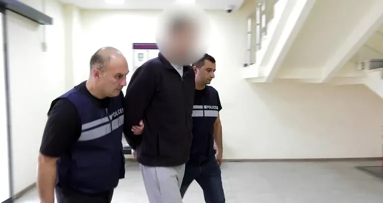 შსს - დაკავებულია ორი პირი, რომელთაც რუსეთის მოქალაქე არასრულწლოვანს ჩანთა გასტაცეს, მას შემდეგ კი, რაც დაზარებულმა ჩანთის დაბრუნება მოახერხა, მასზე იძალადეს და დანის გამოყენებით სხეულზე დაზიანებები მიაყენეს