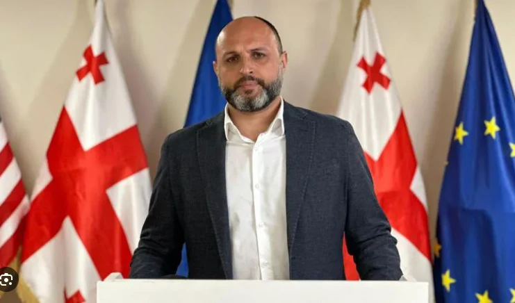 ირაკლი ნადირაძე - 4 ოქტომბერს რუსთაველის გამზირზე იქნება ძალიან ბევრი ხალხი, რათა მშვიდობიანად გადაიბარონ ხელისუფლება და შეშინებულ პაპუაშვილს და მის ბელადს ვუთხრათ, რომ ძალადობა არ დარჩება უპასუხო