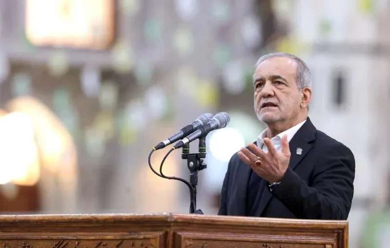 ირანის პრეზიდენტის მასუდ პეზეშკიანის განცხადებით, აშშ-სა და ისრაელის საჰაერო დარტყმების შედეგად უზენაესი ლიდერის, აიათოლა ალი ხამენეის მკვლელობა მუსლიმების წინააღმდეგ ომის გამოცხადებაა. მისი თქმით, ხამენეის მკვლელობისთვის შურისძიება ისლამური რესპუბლიკის უფლება და ვალდებულებაა.