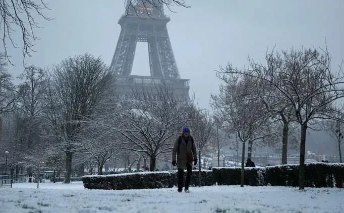 Reuters - ძლიერი თოვის გამო პარიზსა და ამსტერდამში საჰაერო, სარკინიგზო და საგზაო მიმოვლა შეფერხდა.  საფრანგეთსა და ნიდერლანდებში ასობით ფრენა გადაიდო. ასევე, ამსტერდამში მატარებლების მოძრობა, ხოლო პარიზში ავტობუსებით მიმოსვლა დროებით შეჩერდა.