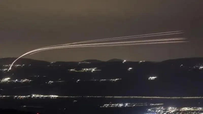 დაჯგუფება „ჰეზბოლა“ აცხადებს, რომ დღეს დილით ისრაელის მიმართულებით რაკეტები გაისროლა.  BBC-ის ინფორმაციით, Telegram-ზე გამოქვეყნებულ პოსტში დაჯგუფება აცხადებს, რომ მათი სამიზნე ჩრდილოეთ ისრაელში, ლიბანის საზღვართან ახლოს მდებარე ქალაქები: კირიათ-შმონა, კფარ-გილადი, მისგავ-ამი და მარგალიოტი იყვნენ.  „ეს პასუხი გაგრძელდება მანამ, სანამ ჩვენი ქვეყნისა და ჩვენი ხალხის წინააღმდეგ ისრაელ-ამერიკის აგრესია არ შეწყდება“, - აღნიშნულია „ჰეზბოლას“ განცხადებაში.