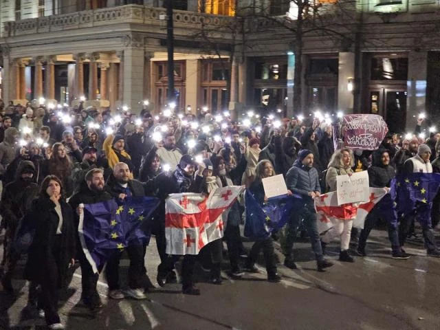 პარლამენტის ტერიტორიაზე შეკრებილი საპროტესტო აქციის მონაწილეები მსვლელობას მართავენ
