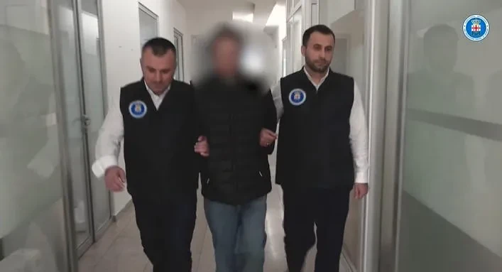 პროკურატურა - დაკავებულია პირი, რომელიც Instagram-ით სხვადასხვა პირთან მიმოწერებს აწარმოებდა და მათ გადმოგზავნილ პირადი ცხოვრების საიდუმლოს შემცველი ინტიმური შინაარსის ფოტო-ვიდეო მასალას ინახავდა, ხოლო ერთ-ერთ არასრულწლოვანს მასალის გავრცელებით ემუქრებოდა