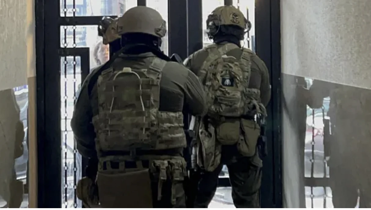 ბათუმში, ჰაიდარ აბაშიძის ქუჩაზე, ერთ-ერთ საცხოვრებელ კორპუსში სახელმწიფო უსაფრთხოების სამსახურის თანამშრომლები არიან მობილიზებული.  არსებული ინფორმაციით, სუს-ის წარმომადგენლები ერთ-ერთი ჩინოვნიკის საცხოვრებელ სახლში, სავარაუდოდ, ჩხრეკას ატარებენ.  დამატებითი დეტალები ამ ეტაპზე უცნობია.