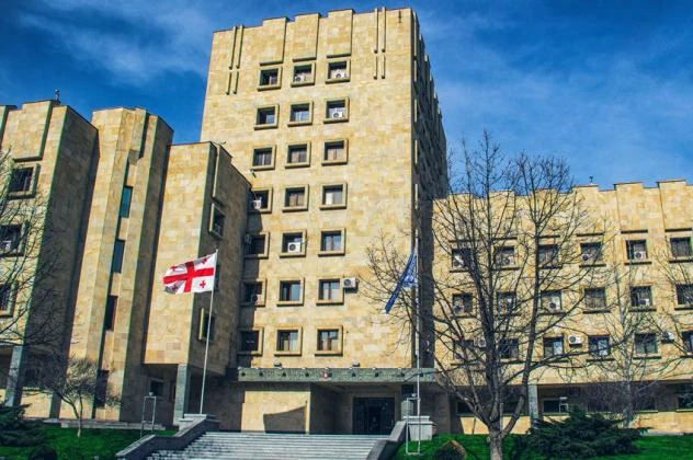 პროკურატურის განცხადება: - „სუს-ის თანამშრომელი დღეს დილით საკუთარ ავტომანქანაში ცეცხლსასროლი იარაღით მიყენებული ჭრილობით გარდაცვლილი იპოვეს. შემთხვევის ადგილის დათვალიერებისას ამოღებულია ცეცხლსასროლი იარაღი, რომელიც გარდაცვლილს თან ჰქონდა და წერილი, რომელიც გვერდითა სავარძელზე იქნა ნანახი."