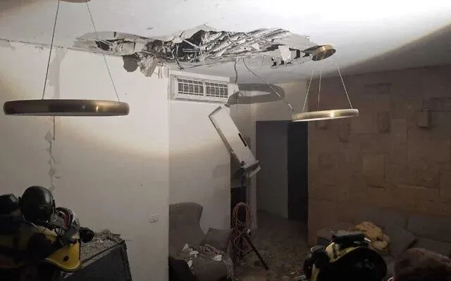 დაჯგუფება „ჰეზბოლამ“ ჩრდილოეთ ისრაელის მიმართულებით რაკეტები და დრონები გაუშვა, - ინფორმაციას The Times of Israel-ი ავრცელებს.  ისრაელის თავდაცვის ძალების შეფასებით, საერთო ჯამში, დაჯგუფებამ რამდენიმე საათის განმავლობაში ჩრდილოეთის მიმართულებით სულ მცირე 150 რაკეტა ისროლა.  ისრაელის თავდაცვის ძალებმა ქვეყნის ჩრდილოეთ ნაწილის მაცხოვრებლებს თავშესაფრებთან ახლოს დარჩენისკენ მოუწოდა.