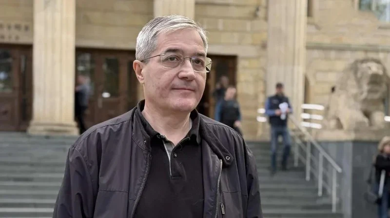 გივი თარგამაძე - თეა წულუკიანი, ვიღაც ვიგინდარა, უზრდელი მიბარებს კომისიაზე, თან როგორ - „გივი, ჩვენ ვართ გივი“ - ბებიამისი რომ დაიბაროს ასე, არ უნდა?