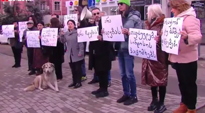 საქართველოს გენერალურ პროკურატურასთან აქცია სახელწოდებით, „არა ჩადებას“ გაიმართა.  აქციის მონაწილეების თქმით, ნარკოტიკების „ჩადება“ არის მავნე პრაქტიკა, რომელსაც შინაგან საქმეთა სამინისტრო წლებია იყენებს.  აქციის მონაწილეები ამბობენ, რომ ნიკა კაცია, გიორგი ახობაძე და თედო აბრამოვი აღნიშნული პრაქტიკის მსხვერპლები არიან და ისინი ციხეში უსამართლოდ ისხდნენ.