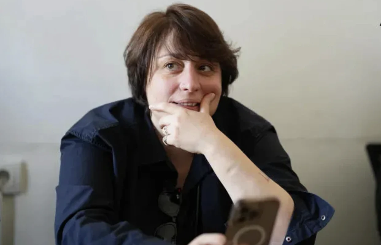 თბილისის საქალაქო სასამართლომ “დროას” ლიდერი ელენე ხოშტარია, რომელიც თბილისის მერის არჩევნებისას, კახა კალაძის საარჩევნო ბანერის დაზიანების ფაქტზეა ბრალდებული, კვლავ პატიმრობაში დატოვა.  დღევანდელ პროცესზე სწორედ აღკვეთის ღონისძიება გადაისინჯა. სხდომას ბრალდებული ელენე ხოშტარია არ ესწრებოდა.