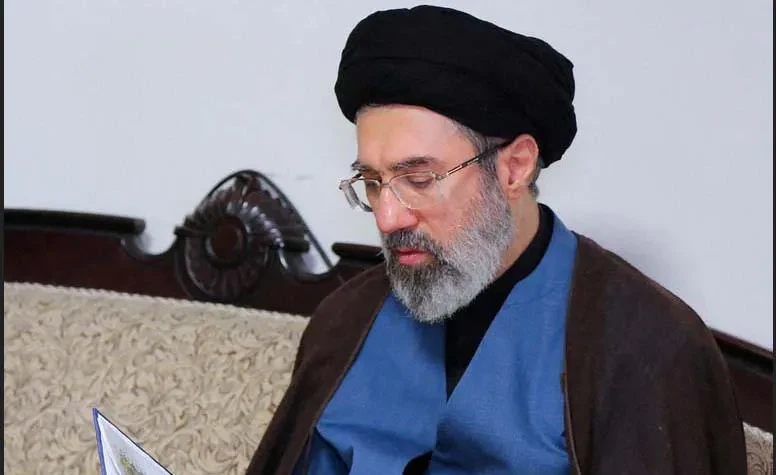 ირანის ახალ უზენაეს ლიდერად ალი ხამენეის შვილი განიხილება, - ინფორმაციას The Guardian-ი ავრცელებს.  გამოცემის ცნობით, გარდაცვლილი აიათოლა ალი ხამენეის შვილი, მოჯტაბა ხამენეი ფავორიტია იმ კანდიდატებს შორის, რომლებსაც ირანის ექსპერტთა ასამბლეა ახალ უზენაეს ლიდერად განიხილავს.  როგორც გამოცემა წერს, 56 წლის მოჯტაბა ხამენეი ირანის „ისლამური რევოლუციის გუშაგთა კორპუსის“ არჩევანს წარმოადგენს.