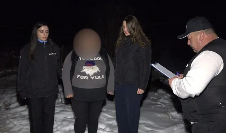 შსს - ქარელში სტუმრად მყოფმა ორმა ქალმა მასპინძელს ფული მოჰპარა, მას შემდეგ კი, რაც სახლის მეპატრონემ 112-ში დარეკვა სცადა, მობილური ტელეფონი გასტაცეს და თანხასთან ერთად მიიმალნენ - პოლიციამ ისინი ცხელ კვალზე დააკავა