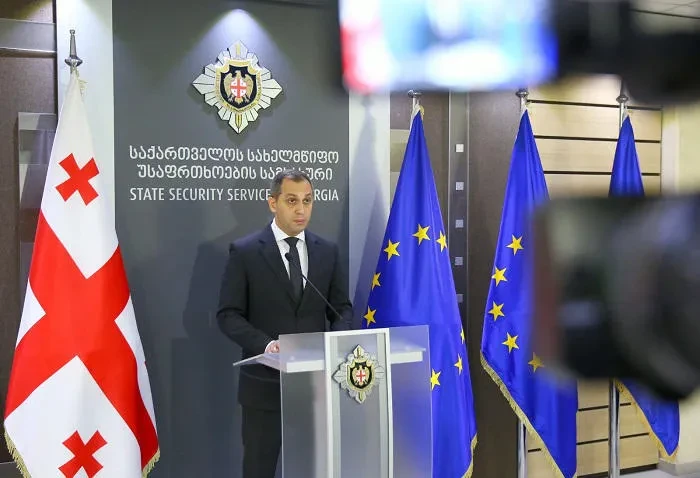 სუს - ვინაიდან ე.წ. ,,კამიტის“ გამოყენების გამოგონილ ფაქტზე საგამოძიებო მოქმედებები ამოწურულია, გრძელდება გამოძიება იმ შესაძლო დანაშაულის შესახებ, რაც უცხოეთის ორგანიზაციისთვის მტრულ საქმიანობაში დახმარებას გულისხმობს