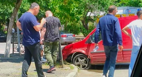 რუსთავში ერთმანეთს 2 ავტომობილი შეეჯახა