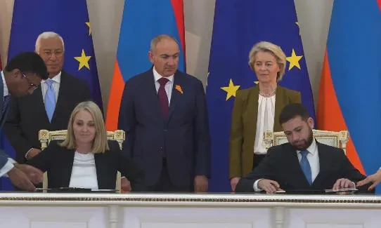 ევროკავშირმა და სომხეთმა დაკავშირებადობის სფეროში პარტნიორობის შესახებ შეთანხმება გააფორმეს, - ინფორმაციას ევროკომისიის პრეზიდენტი, ურსულა ფონ დერ ლაიენი ავრცელებს.  ურსულა ფონ დერ ლაიენის განცხადებით, შეთანხმება ევროკავშირს, სამხრეთ კავკასიასა და ცენტრალურ აზიას აკავშირებს.  შეთანხმებას ხელი ერევანში, ევროკავშირი-სომხეთის სამიტის ფარგლებში მოეწერა.