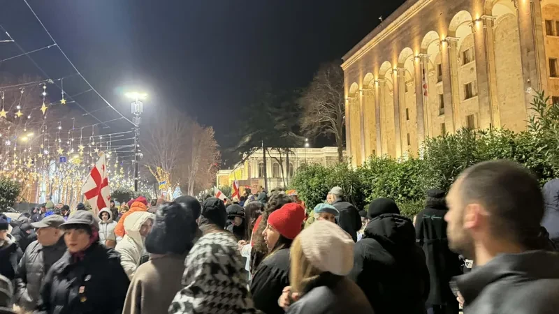 რუსთაველის გამზირზე საპროტესტო აქცია მიმდინარეობს. აქციის მონაწილეები საკანონმდებლო ორგანოს წინ ტროტუარზე არიან შეკრებილი.  აქციის მონაწილეებთან მივიდა საქართველოს მეხუთე პრეზიდენტი, სალომე ზურაბიშვილი. აქციის მონაწილეების განცხადებით, ერთად შეხვდებიან შობას.  პროტესტის მონაწილეები აპირებენ 00:00 საათზე, აანთონ სანთლები.