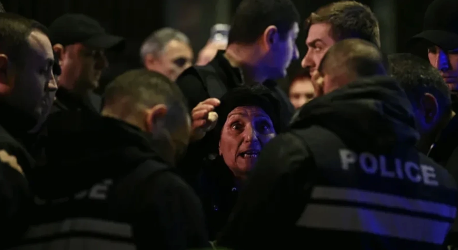 რუსთაველის გამზირზე საავტომობილო გზა გაიხსნა - მომიტინგეების ინფორმაციით, მიმდებარედ პოლიცია იდენტიფიცირებისთვის მოქალაქეებს აჩერებს