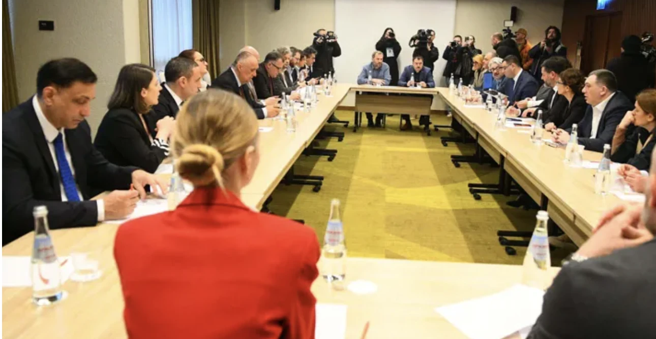 ოპოზიციური პარტიების ნაწილი საბოლოო შეთანხმების მიზნით შეხვედრას მართავს.  შეხვედრაში მონაწილეობენ პარტიები: „კოალიცია ცვლილებისთვის“, „ერთიანი ნაციონალური მოძრაობა“, „სტრატეგია აღმაშენებელი“, „ფედერალისტები“, „ეროვნულ-დემოკრატიული პარტია“, „ევროპული საქართველო“ და „თავისუფლების მოედანი“.  შეხვედრის დაწყებამდე ოპოზიციონერ ლიდერებს მედიასთან კომენტარი არ გაუკეთებიათ.