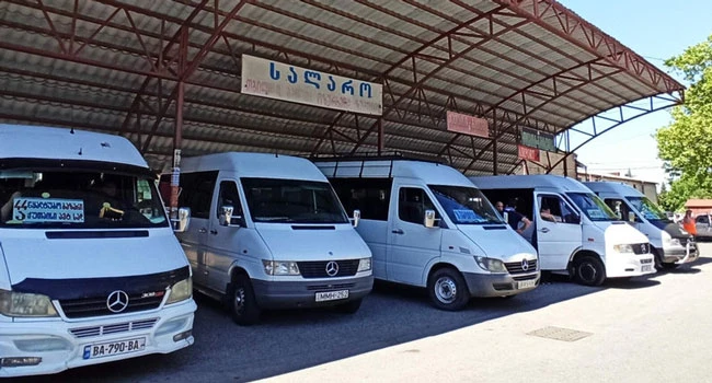 2026 წლის 1-ლი იანვრიდან შორ მანძილზე მიკროავტობუსებით მგზავრთა გადაყვანა აღარ იქნება შესაძლებელი. ქალაქებს და ასევე 150 კილომეტრზე მეტი მანძილით დაშორებულ საქართველოში მდებარე დასახლებებს შორის სამგზავრო გადაყვანისას უნდა მოემსახუროს მხოლოდ III კლასის არანაკლებ 35 დასაჯდომი ადგილის მქონე M3 კატეგორიისა ავტობუსი, რომლის გამოშვების თარიღიდან გასულია არაუმეტეს 20 წლისა.