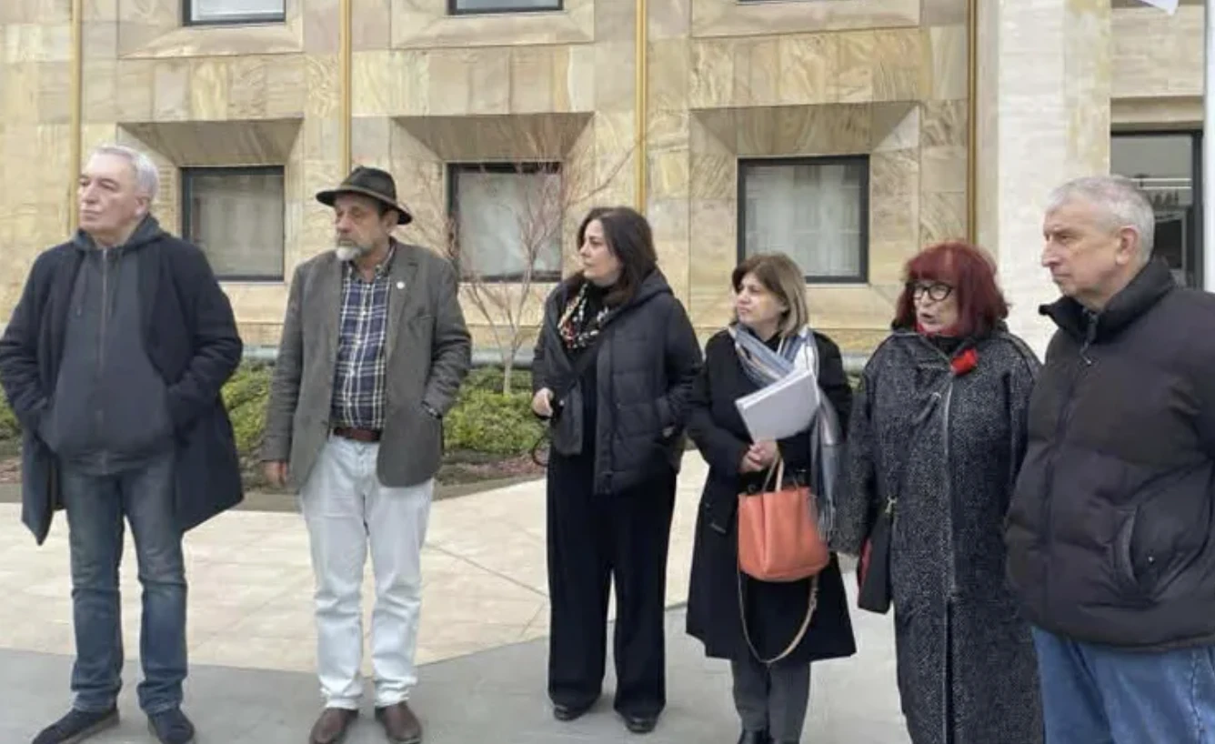 მთავრობის ადმინისტრაციასთან ილიას სახელმწიფო უნივერსიტეტის ლექტორები არიან შეკრებილი.  პროფესორებმა კანცელარიაში მიმართვა შეიტანეს, რომლითაც პრემიერ-მინისტრ ირაკლი კობახიძესთან შეხვედრა მოითხოვეს. მათი თქმით, პრემიერთან შეხვედრისას შეეცდებიან დაარწმუნონ, რომ განათლების სამინისტროს მიერ დაანონსებული რეფორმა არასწორია და რეფორმა უნდა შეჩერდეს.  პრემიერ-მინისტრის სახელზე დაწერილ მიმართვას, ილიას სახელმწიფო უნივერსიტეტის 224 ლექტორი აწერს ხელს.