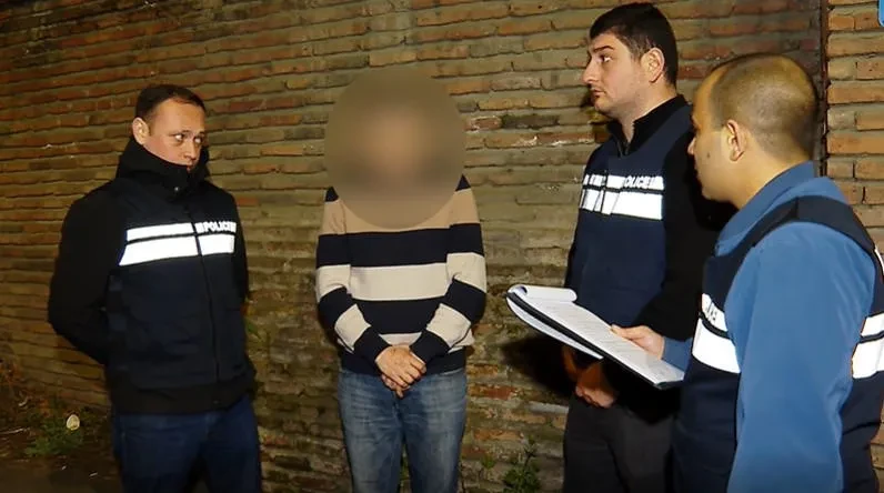 შინაგან საქმეთა სამინისტროს ცნობით, თბილისის პოლიციის დეპარტამენტის ძველი თბილისის მთავარი სამმართველოს თანამშრომლებმა, გაუპატიურების ბრალდებით 1988 წელს დაბადებული ე.დ. დააკავეს.  უწყების ინფორმაციით, გამოძიებით დადგინდა, რომ ბრალდებულმა უცხო ქვეყნის მოქალაქე - 1996 წელს დაბადებულ ვ.მ.-ზე ფიზიკურად იძალადა და მისი ნების საწინააღმდეგოდ სქესობრივი კავშირი დაამყარა. გამოძიება სისხლის სამართლის კოდექსის 137-ე მუხლით მიმდინარეობს, რაც 8 წლამდე ვადით თავისუფლების აღკვეთას ითვალისწინებს“, - აღნიშნულია ინფორმაციაში.