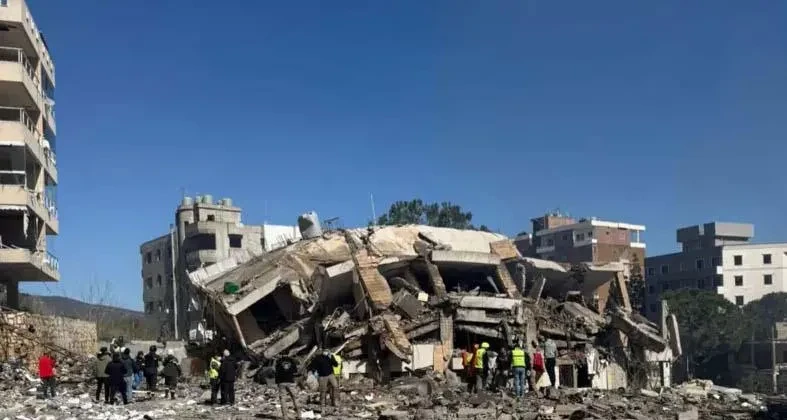 ლიბანში ისრაელთან შეტაკებების შედეგად დაღუპულთა რიცხვი 394-მდე გაიზარდა, - BBC-ის ცნობით, ამის შესახებ ქვეყნის ჯანდაცვის მინისტრმა რაკან ნასერედინმა განაცხადა.  მისი ინფორმაციით, დაღუპულთა შორის 83 ბავშვი და 42 ქალია.  ლიბანის ჯანდაცვის მინისტრმა გუშინ განაცხადა, რომ ისრაელის მხრიდან საჰაერო დარტყმებს 294 ადამიანი ემსხვერპლა