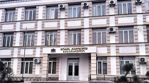 გორის რაიონულ სასამართლოში პაპუნა ლოცულაშვილის მიმართ განხორციელებულ ძალადობაში ბრალდებული 6 პოლიციელის - ალექსი ბადალოვის, ბესო მალაციძის, გიორგი წკრიალაშვილის, საბა წაველიძის, ივანე მისირელის, ვლადიმერი გოდერძიშვილისა და ბესო მალაციძის სასამართლო პროცესი მიმდინარეობს.  დღევანდელ სხდომაზე დაკავებულების მიმართ აღკვეთის ღონისძიების შეფარდებაზე იმსჯელებენ. სხდომას მას შემდეგ, რაც საქმე მოსამართლე ლევან დარბაიძემ აიცილა, მოსამართლე გერმანე დადეშქელიანი უძღვება.