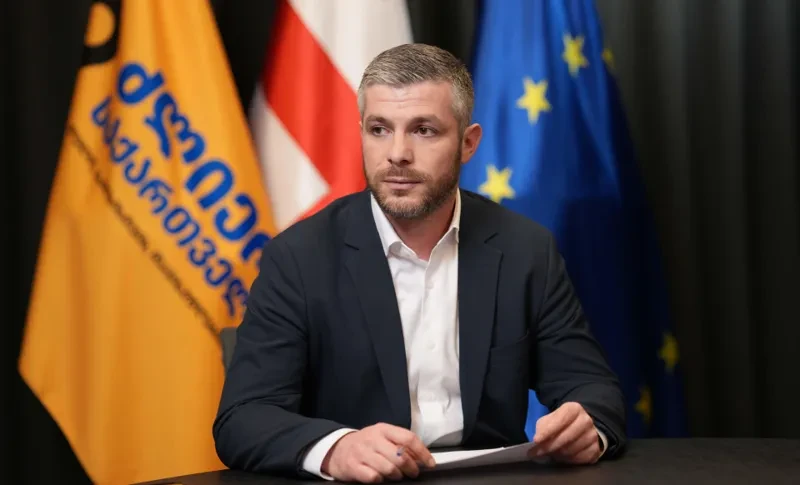 დღეს მთავარი კითხვა არის, ვინ მფარველობს დამნაშავეებს? რატომ ცდილობს ხელისუფლება პასუხისმგებლობის გადატანას რამდენიმე ძალოვანზე მაშინ, როცა ათზე მეტი პოლიციელი ძალადობდა ორ მოქალაქეზე? რატომ არ ისმის კითხვა მათი ინდივიდუალური პასუხისმგებლობის შესახებ, ვინც უყურებდა დანაშაულს და არაფერი მოიმოქმედა იმისათვის, რომ ეს დანაშაული აღეკვეთა? რატომ არ განიხილება საქმის კვალიფიკაციის შეცვლა უფრო მძიმე მუხლებით, მათ შორის, ჯგუფური ძალადობისა და წამების მუხლებით? - ამის შესახებ „ძლიერი საქართველო - ლელოს“ გენერალურმა მდივანმა, ირაკლი კუპრაძემ განაცხადა.