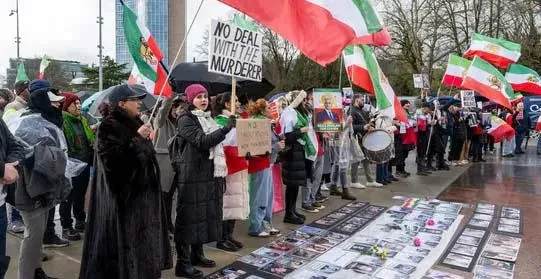 მედია - ირანში საპროტესტო აქციების ახალი ტალღა დაიწყო, თეირანი მზადაა, ურანის მარაგი შეამციროს.  ირანი უარს ამბობს მის მარაგში არსებული 300 კილოგრამი მაღალგამდიდრებული ურანის ექსპორტზე, თუმცა მზადაა შეამციროს მის მიერ გაერო-ს ბირთვული ინსპექტორის, ატომური ენერგიის სააგენტოს (IAEA) ზედამხედველობის ქვეშ არსებული მარაგის სისუფთავე, - ინფორმაციას The Guardian-ი ირანულ წყაროებზე დაყრდნობით ავრცელებს.