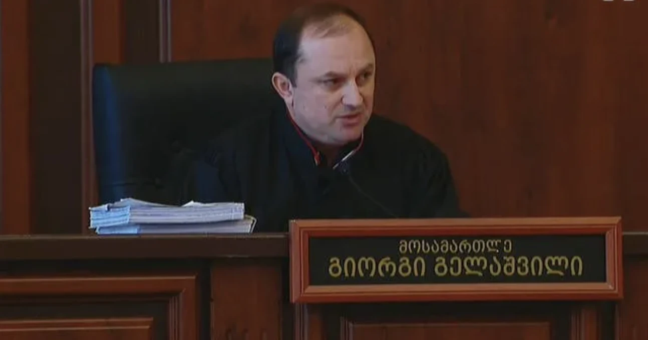 მიკროფონი გამოართვით, რომ ისროლოს, რა გარანტია მაქვს? - ამის შესახებ ათონელის სასახლესთან განვითარებულ მოვლენებთან დაკავშირებით დაკავებულების საქმის მოსამართლემ გიორგი გელაშვილმა განაცხადა, როდესაც ერთ-ერთ ბრალდებულს, კახაბერ მჟავანაძეს ადვოკატებმა სიტყვის თქმისას მიკროფონი მიაწოდეს.  აღნიშნულს ადვოკატებისა და ბრალდებულების რეპლიკები მოჰყვა.