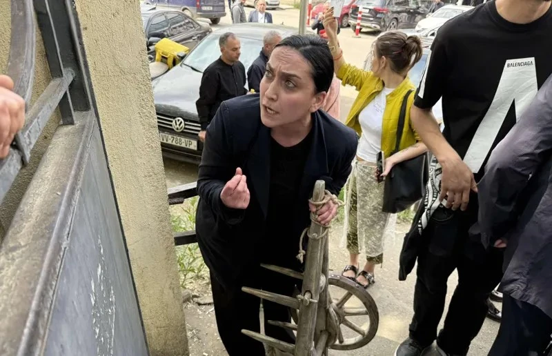 აქციის მონაწილეების მიერ თბილისის საქალაქო სასამართლოსთან ურმის მიტანას ხმაური მოჰყვა