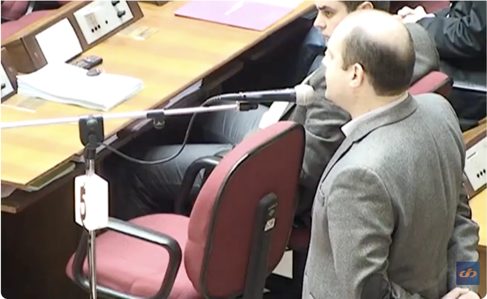 თრიალეთის დირექტორის, ჯონი ნანეტაშვილის, პატრულის თანამშრომლების მიერ ცემის ფაქტზე პარლამენტში 2010