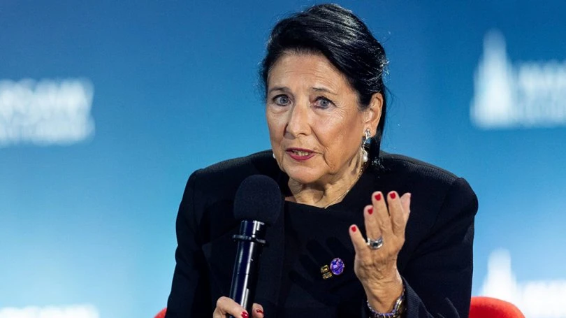 საქართველოს მეხუთე პრეზიდენტის, სალომე ზურაბიშვილის განცხადებით, იმ ფონზე, როდესაც ქვეყანაში არიან „სინდისის პატიმრები“, პოლიტიკური ლიდერები იმყოფებიან ციხეში, ხოლო პოლიტიკური პარტიების აკრძალვის საკითხი განიხილება, დიალოგზე საუბარი საზოგადოების დაცინვაა.