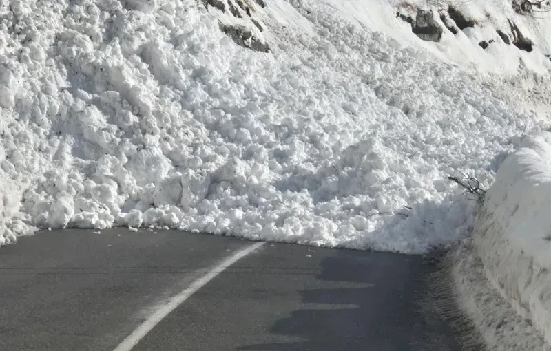 "ში­და­სა­ხელ­მწი­ფო­ებ­რი­ვი მნიშ­ვნე­ლო­ბის ქუ­თა­ი­სი(მო­წა­მე­თა)-ტყი­ბუ­ლი-ამ­ბრო­ლა­უ­რის სა­ავ­ტო­მო­ბი­ლო გზის კმ39-კმ45 (ნა­ქე­რა­ლას უღელ­ტე­ხი­ლი) მო­ნაკ­ვეთ­ზე ზვა­ვის მა­სის ჩა­მოს­ვლის გამო, დრო­ე­ბით იკ­რძა­ლე­ბა ყვე­ლა სა­ხის ავ­ტოტ­რან­სპორ­ტის მოძ­რა­ო­ბა", - ნათ­ქვა­მია სა­ავ­ტო­მო­ბი­ლო გზე­ბის დე­პარ­ტა­მენ­ტის მიერ გა­მოქ­ვეყ­ნე­ბულ ინ­ფორ­მა­ცი­ა­ში.