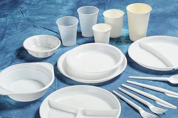 2026 წლის 1-ელი იანვრიდან ერთჯერადი დანიშნულების პლასტმასის ჭურჭლის მიმოქცევა იკრძალება და აკრძალვასთან ერთად ფინანსური ჯარიმები წესდება. მთავრობის გადაწყვეტილებით, 1-ელი იანვრიდან აკრძალულია პლასტმასისგან დამზადებული ჩანგლების, დანების, კოვზების, ჩხირების, თეფშების, საწრუპების, სასურსათო კონტეინერების, ჭიქების და მათი თავსახურების წარმოება, იმპორტი და ბაზარზე განთავსება.