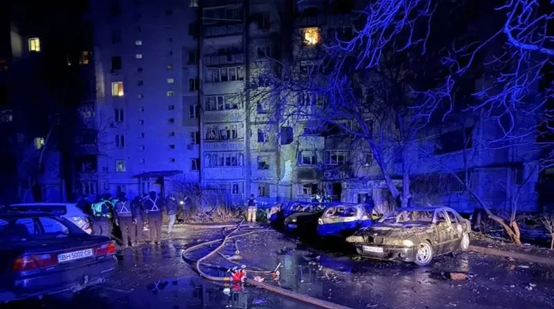 რუსეთის საოკუპაციო ძალებმა 31 დეკემბრის ღამეს ოდესაზე დრონების გამოყენებით მასშტაბური შეტევა განახორციელეს.   თავდასხმის შედეგად ოთხი ადამიანი დაშავდა, მათ შორის სამი ბავშვი. ერთ-ერთი დაშავებული ბავშვი 7 თვისაა.