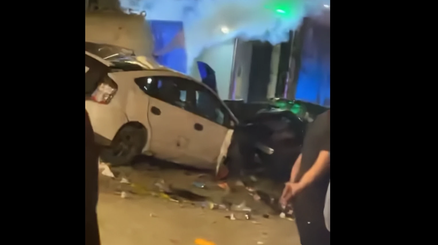 აღმაშენებლის ხეივანზე მსუბუქი ავტომობილი გაზ-გასამართ სადგურს შეეჯახა
