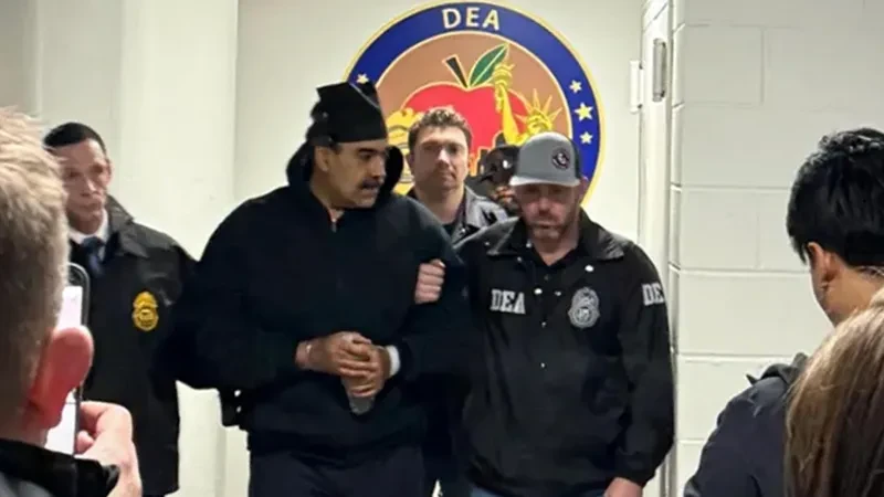 ვენესუელის პრეზიდენტი ნიკოლას მადურო ნიუ-იორკში, ბრუკლინის მეტროპოლიტენის დაკავების ცენტრში გადაიყვანეს.    CNN-ის ცნობით, მადურო წინასწარი დაკავების იზოლატორში სამართალდამცავი ორგანოების ავტომობილების კოლონით მიიყვანეს.  დაწესებულების გარეთ ხალხის უზარმაზარი რაოდენობა შეიკრიბა, ბევრი მათგანი ვენესუელის დროშებს აფრიალებდა.