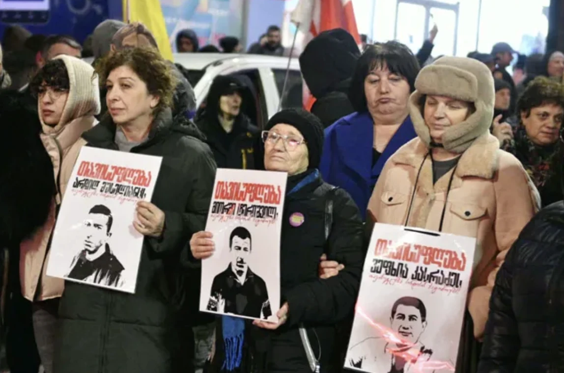 თბილისში, რუსთაველის გამზირზე საპროტესტო აქცია მიმდინარეობს.  აქციის მონაწილეები სკანდირებენ „თავისუფლება რეჟიმის ტყვეებს“, ასევე ითხოვენ საერთაშორისო გამოძიებას BBC-ის მიერ მომზადებულ საგამოძიებო მასალასთან დაკავშირებით, თუ რა ნივთიერება იყო გამოყენებული აქციების მონაწილეთა წინააღმდეგ.