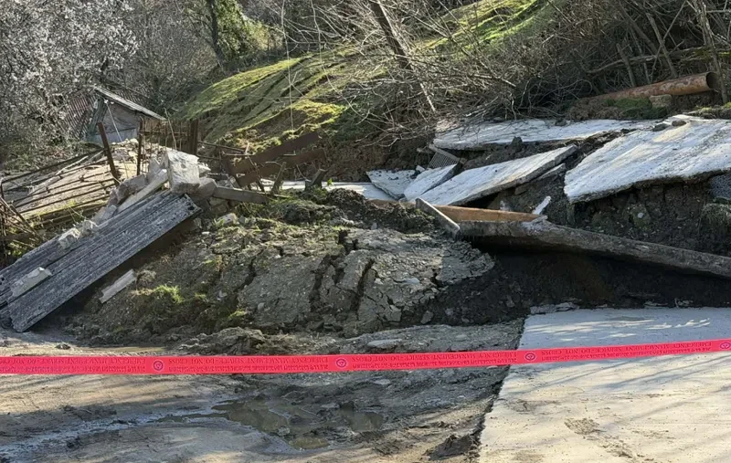 ტყიბულის მუნიციპალიტეტის მერიის ინფორმაციით, ტყიბულის მუნიციპალიტეტის სოფელ კურსებში, ბეროძეებისა და გოგოლაშვილების უბანში მეწყრული პროცესების განვითარების შედეგად 5 საცხოვრებელი სახლი დაინგრა.  მათივე ცნობით, მეწყრული ზონიდან 38 ოჯახის ევაკუაცია განხორციელდა. მომხდარს მსხვერპლი არ მოჰყოლია.  „დაშავებული არავინაა. დაზარალებული ოჯახების სასტუმროებში განთავსებას ტყიბულის მუნიციპალიტეტის მერია უზრუნველყოფს.