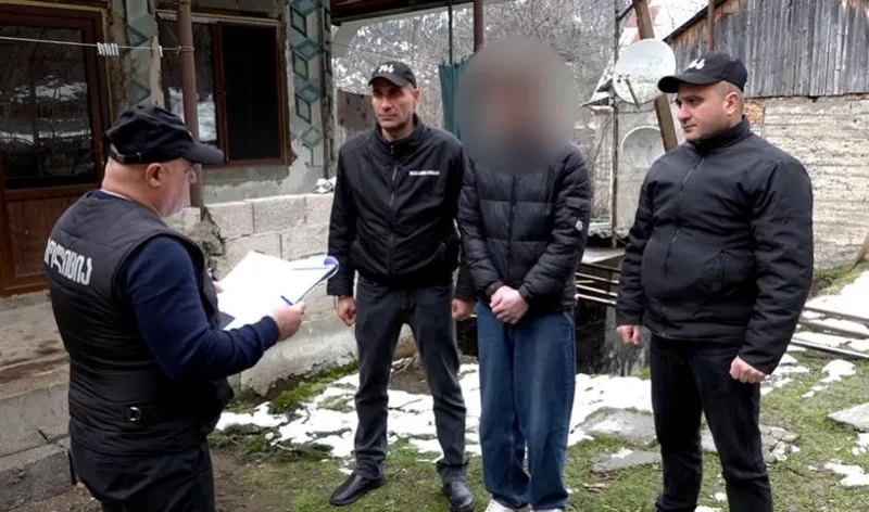 ხაშურში „ელიტ-ელექტრონიქსი“ გაქურდეს - შსს-მ ორი პირი დააკავა.   შინაგან საქმეთა სამინისტროს შიდა ქართლის პოლიციის დეპარტამენტის ხაშურის რაიონული სამმართველოს თანამშრომლებმა, 2002 წელს დაბადებული მ.პ. და წარსულში ნასამართლევი, ასევე 2002 წელს დაბადებული მ.ა. წინასწარი შეთანხმებით ჯგუფის მიერ ჩადენილი ქურდობის ბრალდებით დააკავეს. ამის შესახებ ინფორმაციას შინაგან საქმეთა სამინისტრო ავრცელებს.