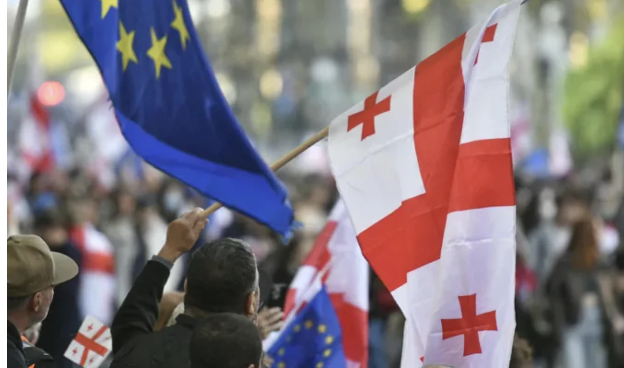 პროფესორ-მასწავლებლები 9 მარტს დაგეგმილ საპროტესტო მსვლელობას უერთდებიან.  აღნიშნული განცხადება პროფესორ-მასწავლებლებმა განათლების სამინისტროსთან გააკეთეს.  მათი თქმით, განათლების სამინისტროსთან შეკრება მათ მკაფიო პოზიციას გამოხატავს, რომ განათლების რეფორმა საფრთხეს უქმნის აკადემიურ თავისუფლებას, ახალგაზრდა თაობის განათლების ხარისხსა და მომავალს.