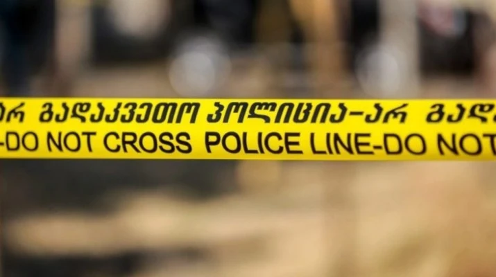 ბათუმში ერთ-ერთ საწარმოში შუა ხნის მამაკაცი სამუშაოების შესრულებისას დაიღუპა. არსებული ინფორმაციით, მას მინის კონსტრუქცია დაეცა.  მიღებული მძიმე დაზიანების შედეგად, მამაკაცი ადგილზე გარდაიცვალა.  ფაქტზე გამოძიება სისხლის სამართლის კოდექსის 240-ე მუხლის მეორე ნაწილით მიმდინარეობს, რაც უსაფრთხოების წესების დარღვევას გულისხმობს, რამაც ადამიანის სიცოცხლის მოსპობა გამოიწვია.